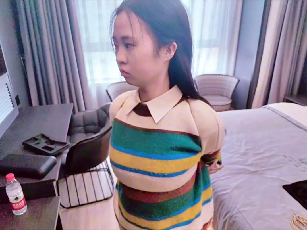 可爱学生妹小语绝版视频 户外后手+丝足跪绑玩弄+JK群口塞蹂躏调教-6