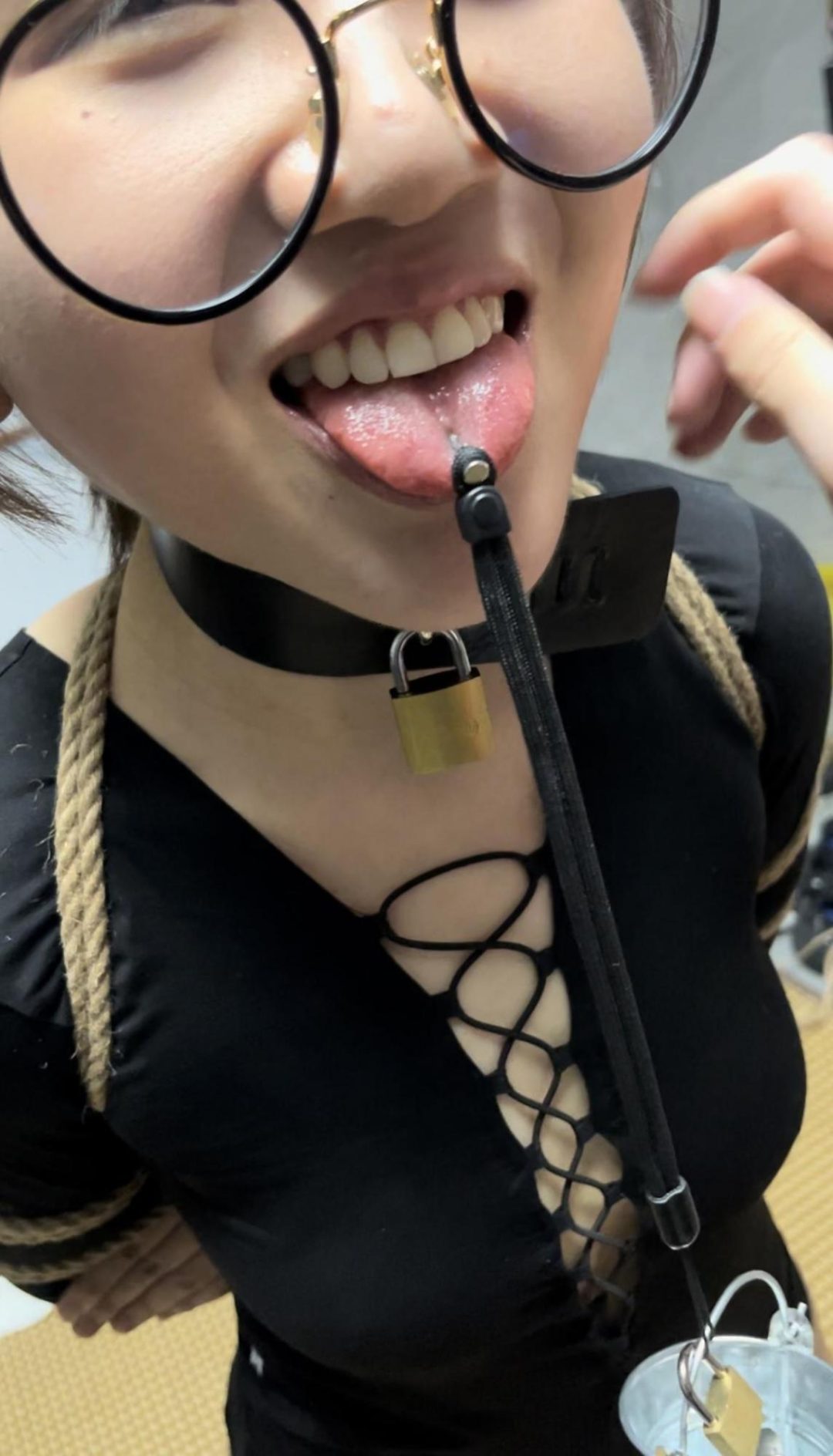 线下真实调教之超漂亮“萝莉姐姐”的求调教之旅！强制踮脚+舌钉负重+打屁屁SP+超狠耳光+手指弹下边/胸，妹子是个年上姐姐但是超级反差，一直想来一次完全沉浸式全身心的调教，那今天主人就满足你.-7