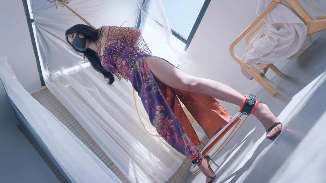 《欠债人妻》第三集 妩媚人妻心甘情愿沦落为金钱的玩物 粘液 踩踏+吊缚+强制开腿器，高温蜡烛滴在身上+M开腿缚 浑身抽搐，最后跟我跪下磕头求饶。-6