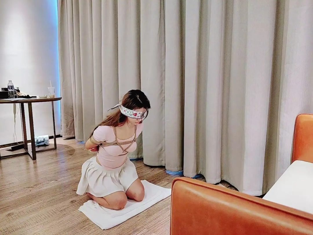 【轻轻】《急需接受调教的女奴》紧缚调教-8