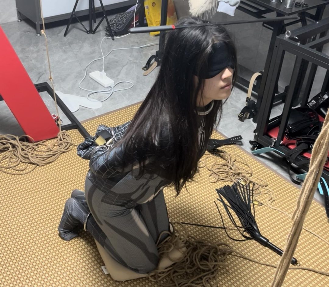 cosplay调教系列之木古小蜘蛛铁链定时锁自缚1小时整+抽打羞辱调教！-10