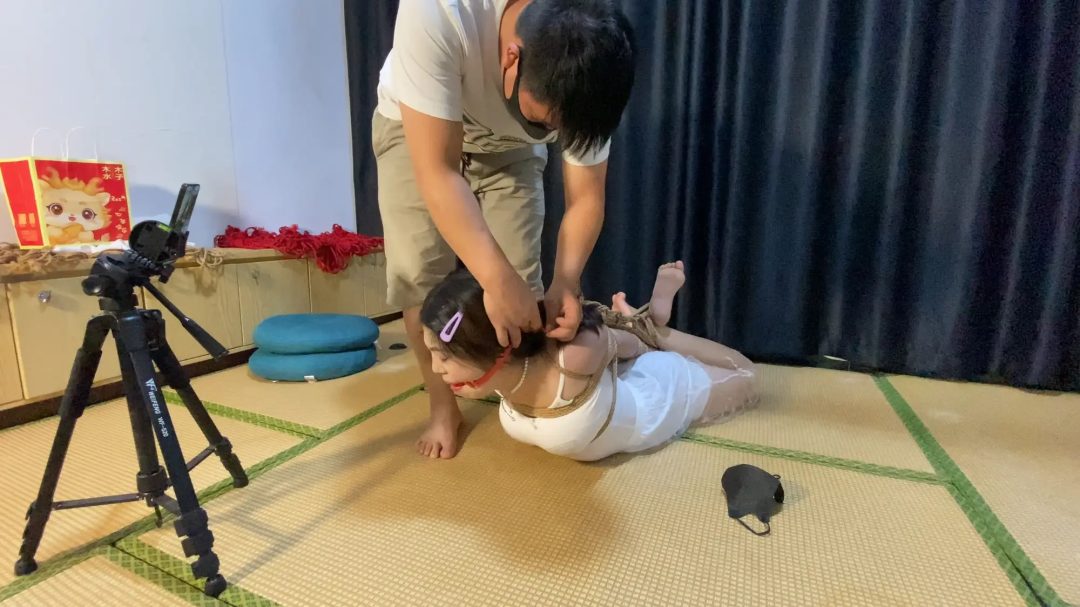 欢欢直播绳艺，大哥想折磨欢欢，库库上礼物，又是骨头口球，又是直臂驷马，难受的要哭。-5