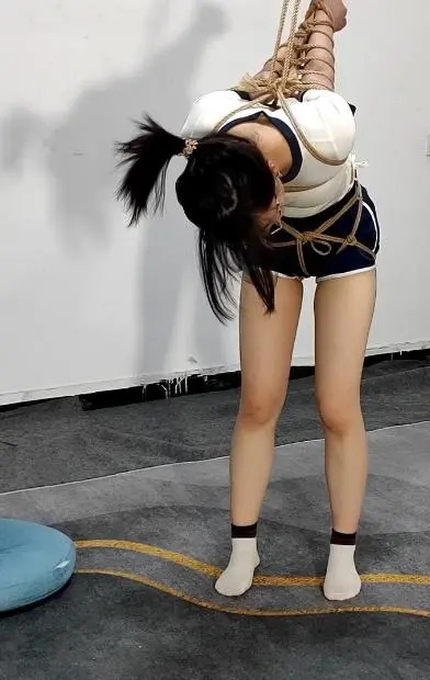 18岁女生体验绳艺捆绑，被绑了欧式直臂单腿吊了起来，大号口球堵嘴，受不了放下来，还要聊聊体验感受。-4