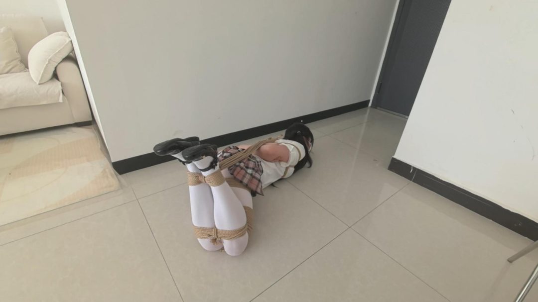 ◤定拍极限体力挑战◢那个看似简单实则一点都不容易的剧本又来了 户外镣铐 差点被路过的车发现 躲在身后瑟瑟发抖 并腿缚来回跳到虚脱 停下来就鞋底猛打屁股 用力推倒 测试并腿跳远跳高并记录成绩 并腿驷马爬-8