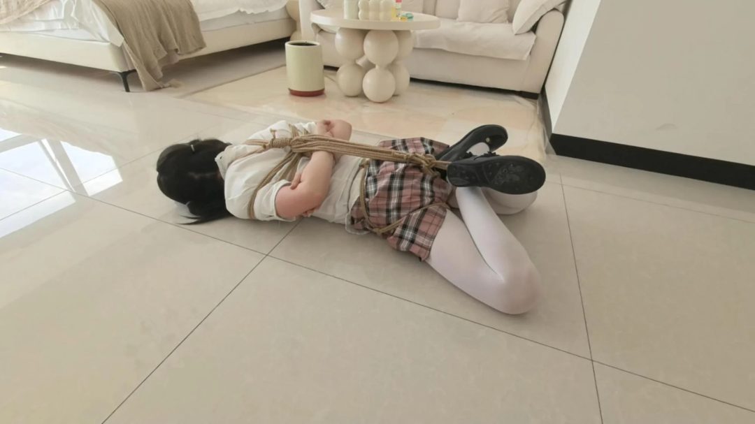 ◤定拍极限体力挑战◢那个看似简单实则一点都不容易的剧本又来了 户外镣铐 差点被路过的车发现 躲在身后瑟瑟发抖 并腿缚来回跳到虚脱 停下来就鞋底猛打屁股 用力推倒 测试并腿跳远跳高并记录成绩 并腿驷马爬-9