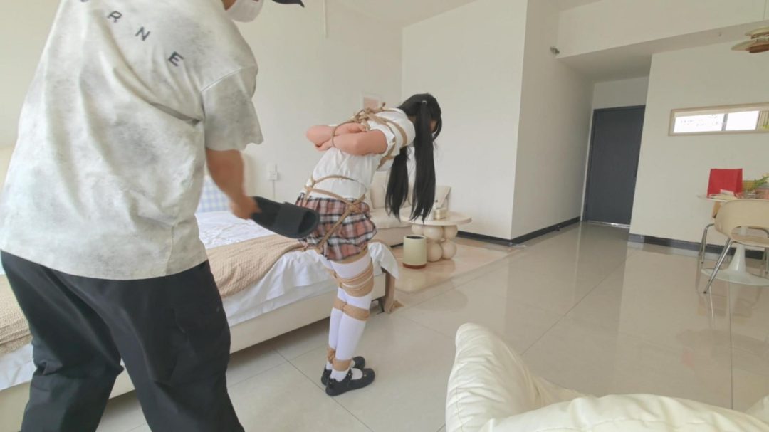 ◤定拍极限体力挑战◢那个看似简单实则一点都不容易的剧本又来了 户外镣铐 差点被路过的车发现 躲在身后瑟瑟发抖 并腿缚来回跳到虚脱 停下来就鞋底猛打屁股 用力推倒 测试并腿跳远跳高并记录成绩 并腿驷马爬-5