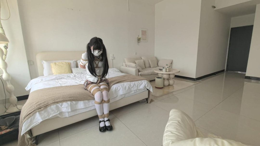 ◤定拍极限体力挑战◢那个看似简单实则一点都不容易的剧本又来了 户外镣铐 差点被路过的车发现 躲在身后瑟瑟发抖 并腿缚来回跳到虚脱 停下来就鞋底猛打屁股 用力推倒 测试并腿跳远跳高并记录成绩 并腿驷马爬-4