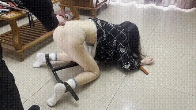 线下真实调教之犯错的代价，自己铐住自己，撅着红肿的屁股咬牙接受惩罚，连抽泣都不被允许-2