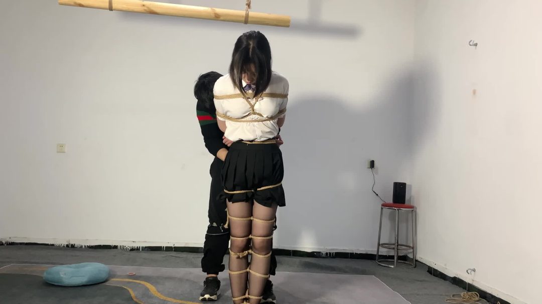 十八岁女高中生初次体验绳艺 双腿被束缚，像小兔子一样蹦蹦跳跳-4