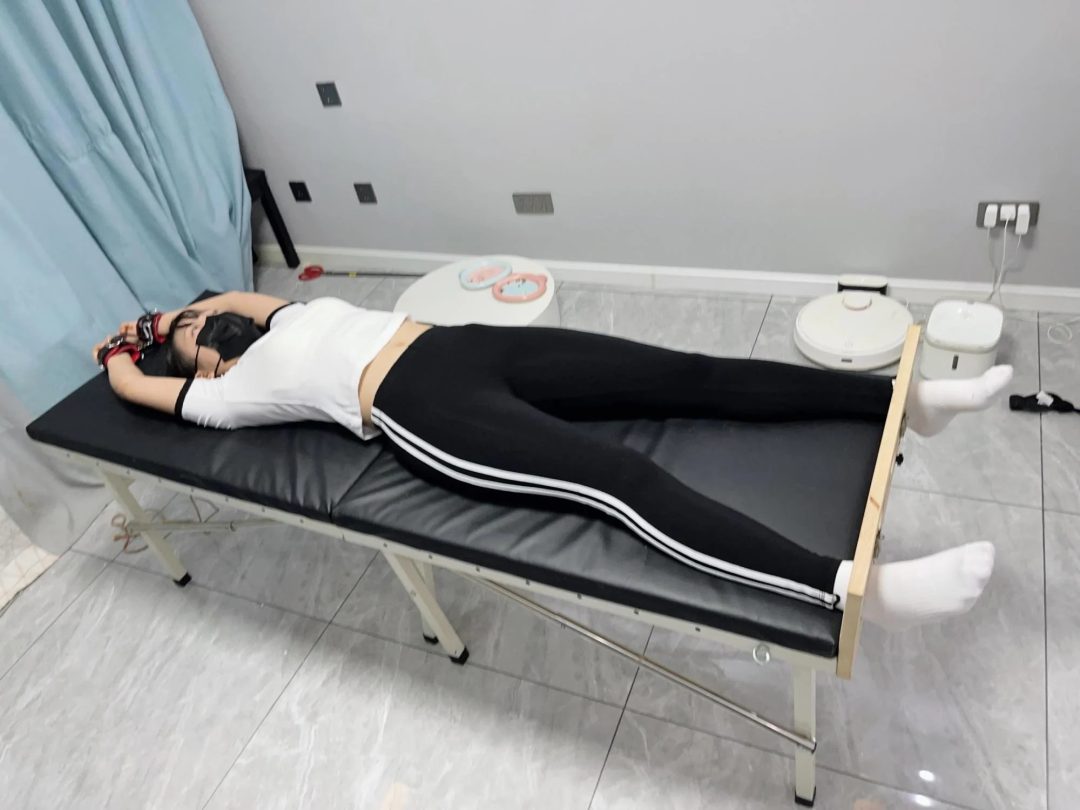 刑床驾驶员2！超级超级怕痒模特糖糖的第二部TK片~超怕痒运动服少女体验严厉TK，怕痒到隔空都能挠痒（笑）-3