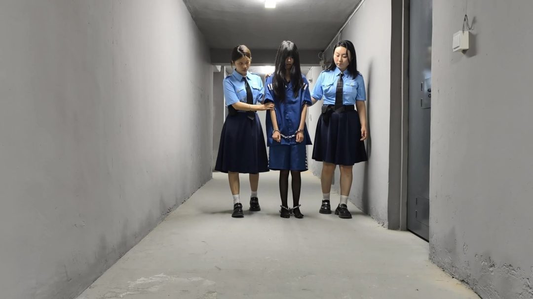 【鑫鑫工作室】女犯菲菲（下）菲菲因制造假药，被判刑，带上了重镣铐，被关到牢房，驷马惩罚，到行刑的日子时，五花大绑-1