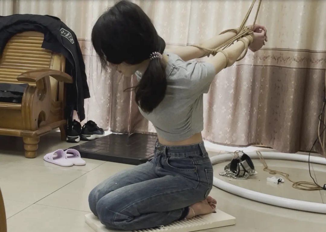 线下真实调教之皮皮反手吊缚跪坐搓衣板踩踏惩罚，皮皮来之前摔了一跤膝盖本来就磕到了，结果还要跪坐在搓衣板上，反绑吊缚更是痛苦，结果还要被主人踩踏，主人一压就更疼了，还要被打屁屁...-8