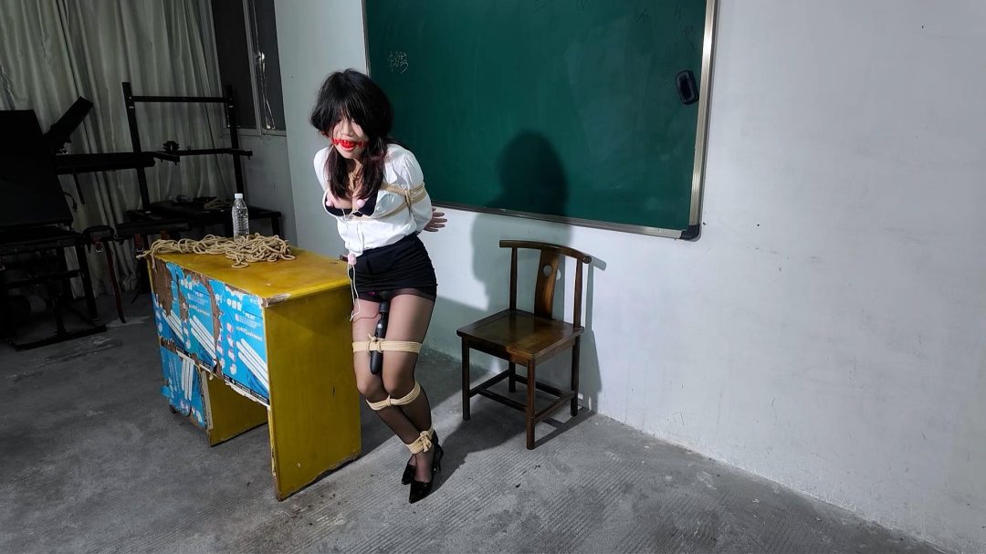 【樱束原创】《报复我的老师》学生被老师单独批评教育要求请家长，学生不服气给老师水里捆绑折磨羞辱老师！老师自救挣扎摔倒无助呻吟求救.....-1