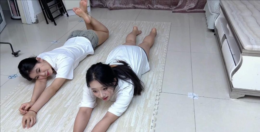 【辣手催花】邪恶催眠大师 冰柠 雯雯 姐妹花上门搜查情报不料被胁迫被催眠 趴在地上无情的爬 还要接受闹脚心和鞭打-8