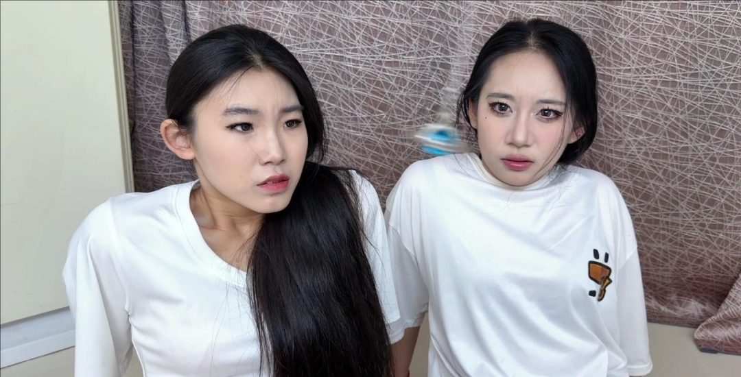 【辣手催花】邪恶催眠大师 冰柠 雯雯 姐妹花上门搜查情报不料被胁迫被催眠 趴在地上无情的爬 还要接受闹脚心和鞭打-7