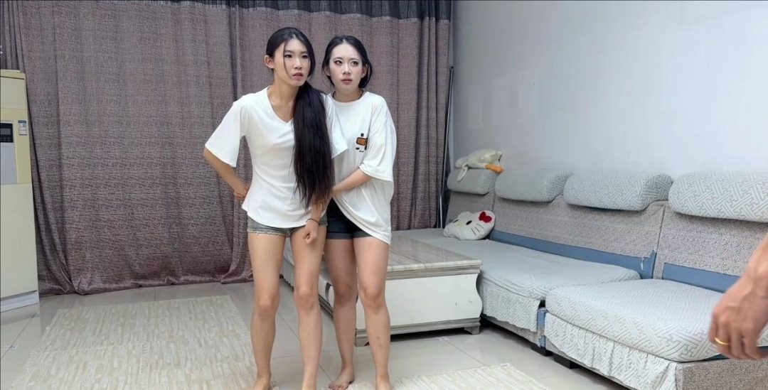 【辣手催花】邪恶催眠大师 冰柠 雯雯 姐妹花上门搜查情报不料被胁迫被催眠 趴在地上无情的爬 还要接受闹脚心和鞭打-6