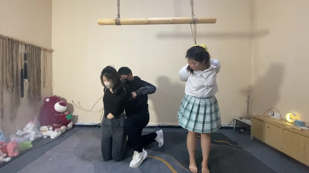 直臂与五花的双人挣扎，欢欢不断与男主皮，被收拾的泪眼婆娑，楚楚可怜，甚是动人-3
