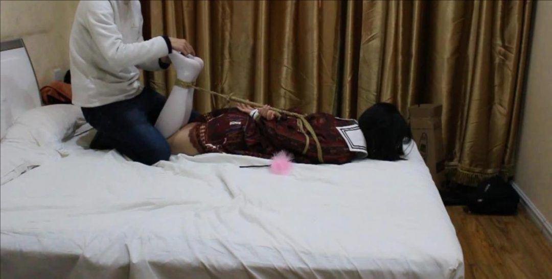 驷马捆绑cos lo娘 挠脚心+sp折磨-4