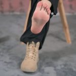 【美腿玉足系列】高挑短靴户外运动后棉袜裸足展示--沙漠靴、棉袜、汗渍