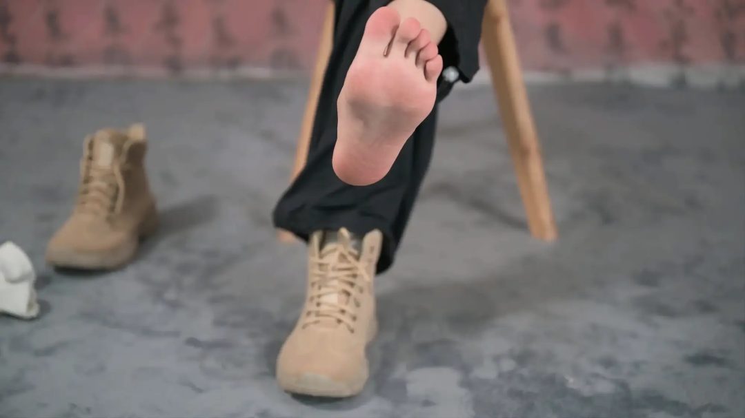 【美腿玉足系列】高挑短靴户外运动后棉袜裸足展示--沙漠靴、棉袜、汗渍-3
