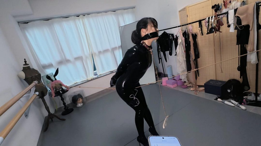 《定拍连体胶衣电击深喉走绳调教》- 海砂—极虐系列 深喉口塞剧烈呕吐-3
