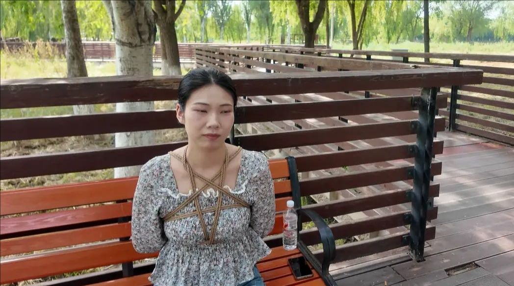 奇葩访谈 户外访谈各类话题 梦想 爱好 变态的一些提问 尴尬的是 很多路人都看到我俩 心慌-1