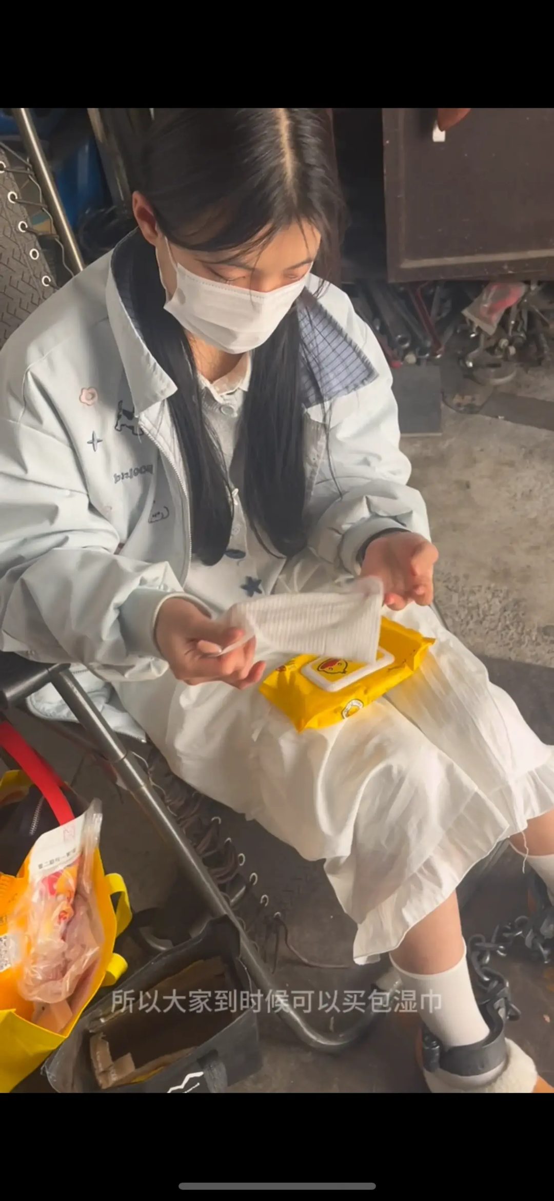 18岁女高铁铆钉死镣-焊接-烧红-砸死脚镣两天禁锢（上）-5