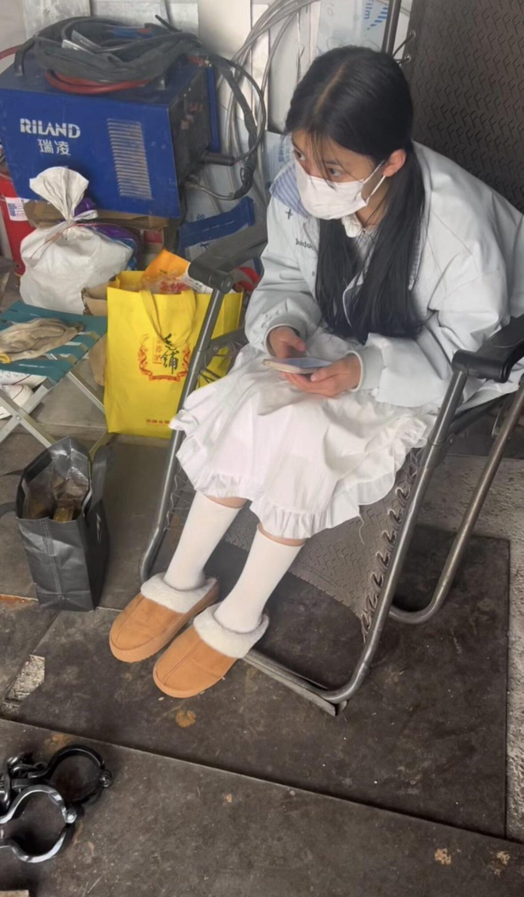 18岁女高铁铆钉死镣-焊接-烧红-砸死脚镣两天禁锢（上）-1