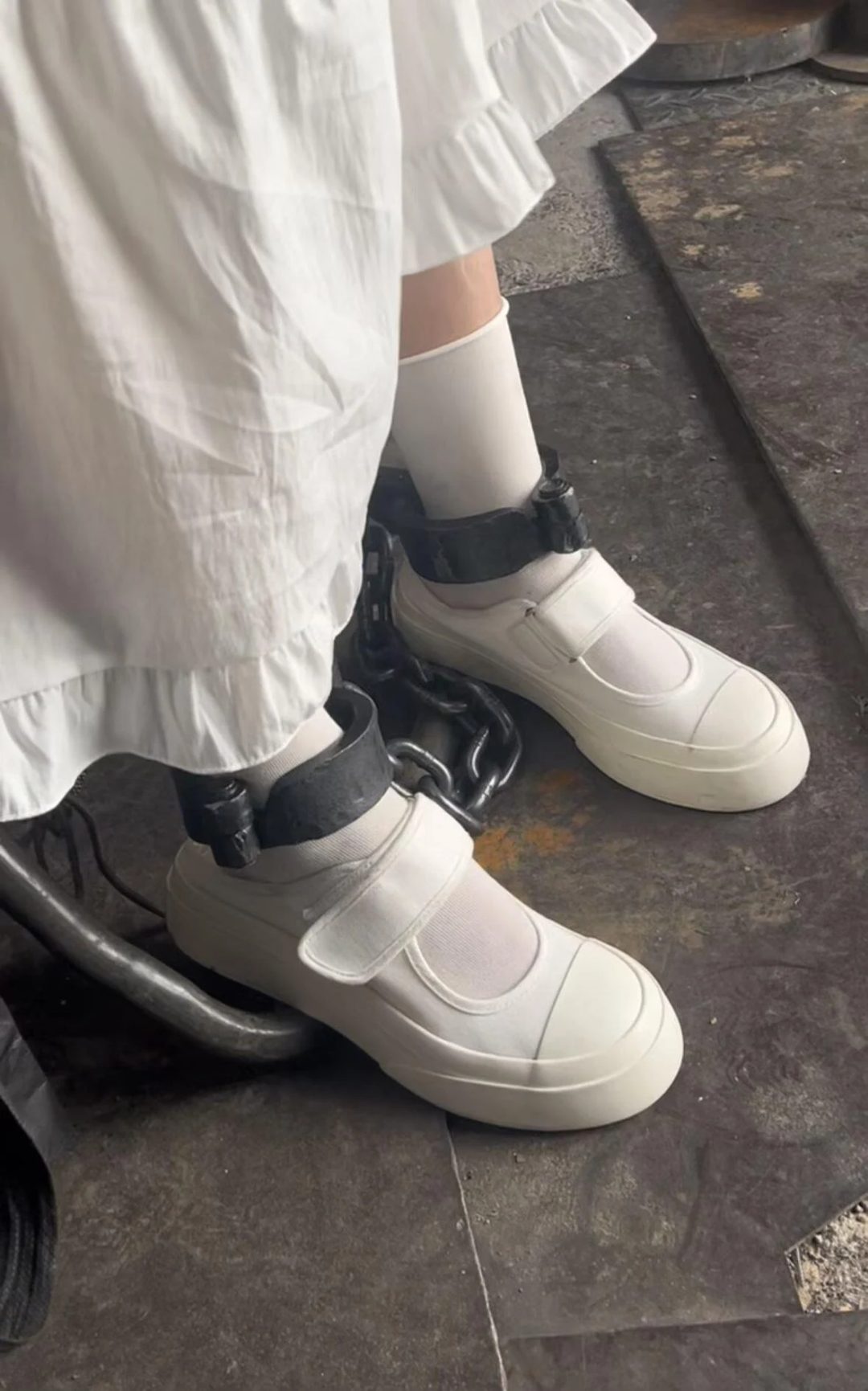 18岁女高铁铆钉死镣-焊接-烧红-砸死脚镣两天禁锢（上）-2