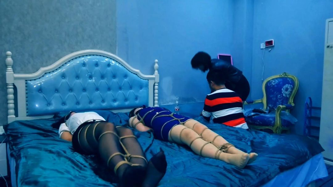 定拍转公映《家中惊魂》上集 性感美女被男女歹徒跟踪持刀威胁入室抢劫-9