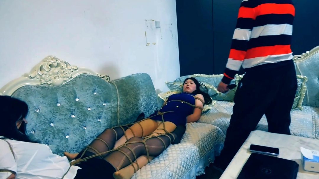 定拍转公映《家中惊魂》上集 性感美女被男女歹徒跟踪持刀威胁入室抢劫-7