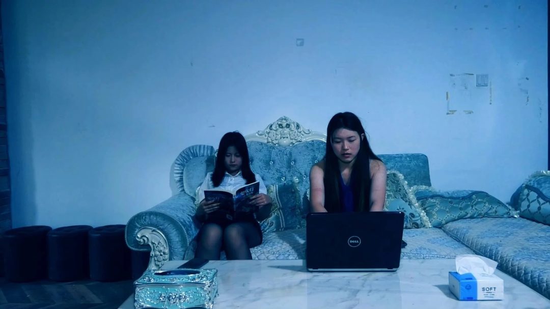 定拍转公映《家中惊魂》上集 性感美女被男女歹徒跟踪持刀威胁入室抢劫-2