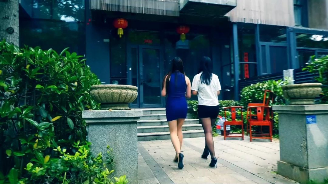 定拍转公映《家中惊魂》上集 性感美女被男女歹徒跟踪持刀威胁入室抢劫-1