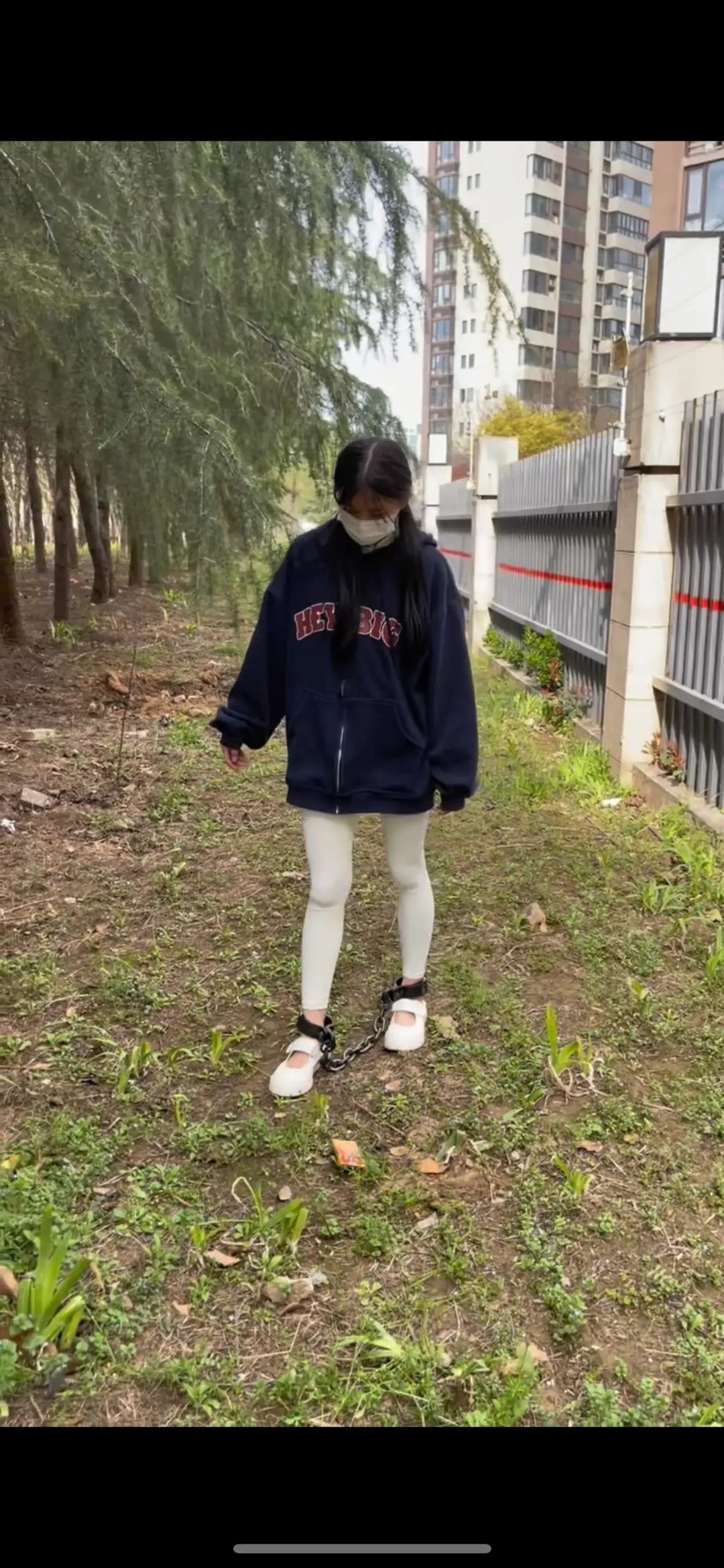 18岁女高铁铆钉死镣-焊接-烧红-砸死脚 镣两天禁锢（下）-7