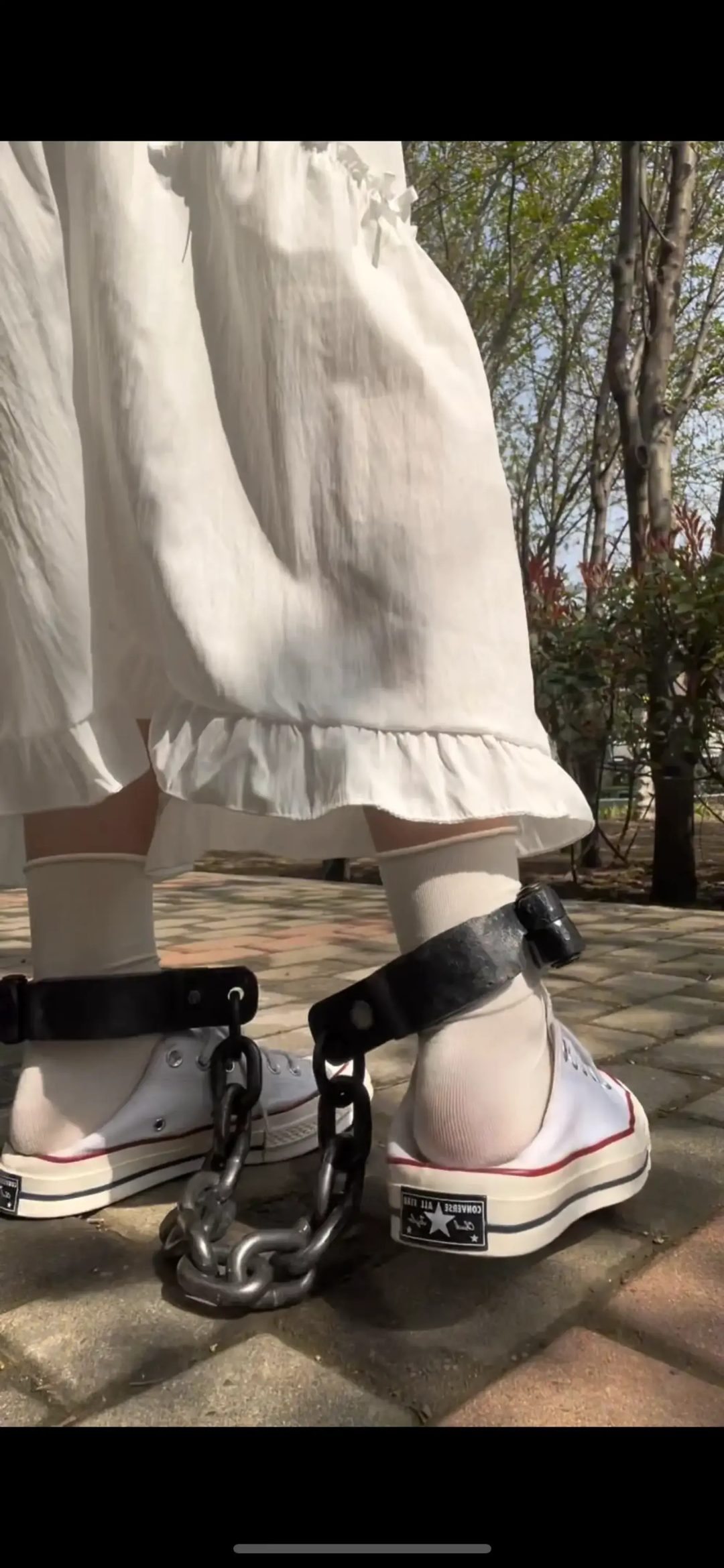 18岁女高铁铆钉死镣-焊接-烧红-砸死脚 镣两天禁锢（中）-8
