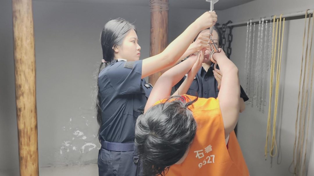 【忘忧社工作室】张海丽因涉嫌走私罪被捕，她坚称自己未犯法并拒绝交代。对她进行审讯和体检，并拍照留档。-13