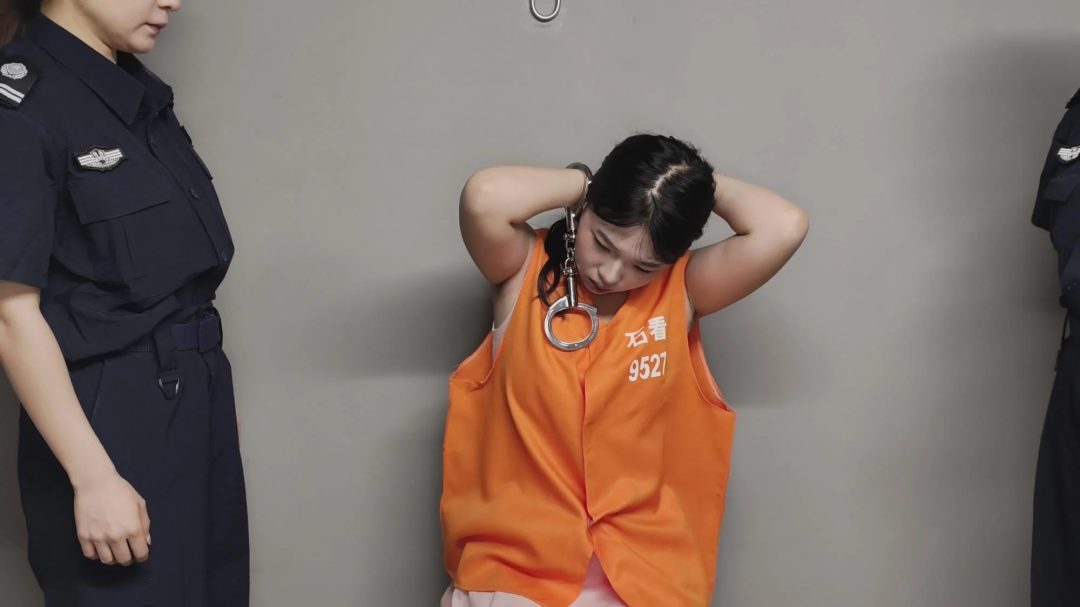 【忘忧社工作室】张海丽因涉嫌走私罪被捕，她坚称自己未犯法并拒绝交代。对她进行审讯和体检，并拍照留档。-9