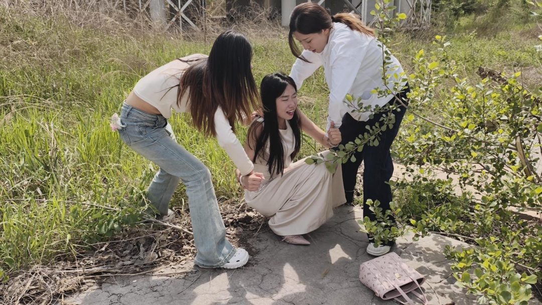 【鑫鑫工作室】各位同好观众以及定拍客户朋友们大家好。为答谢广大同好观众对忘忧社工作室，鑫鑫工作室合作场地拍摄的支持，两家工作室将共同出品多集系列监狱主题片-红色感叹号❗️-8