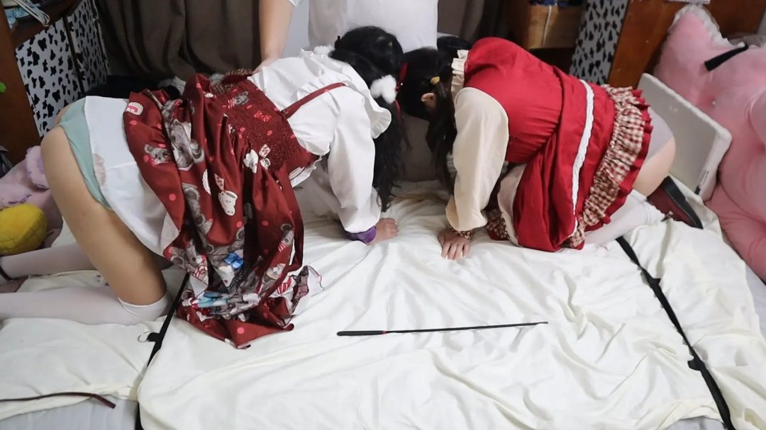 荷仙线下真实多奴同时调教3， 鞭打爽了之后奖励奖励lo娘女奴们吃主人的手指，吃的好的母狗 主人有更好的大奖励吃哦，听到这话女奴们开始疯狂争宠-5