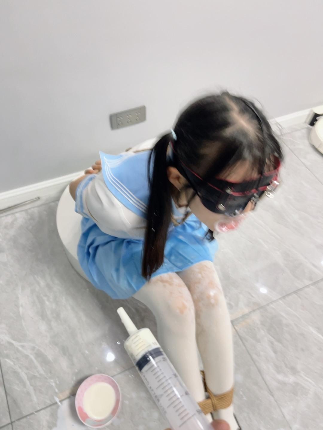 极虐1-三向鼻钩+扩口器重度颜面破坏！鼻孔注射牛奶、口中挤柠檬汁、口舌烟灰缸、强制吸烟，重度虐待系列~-10