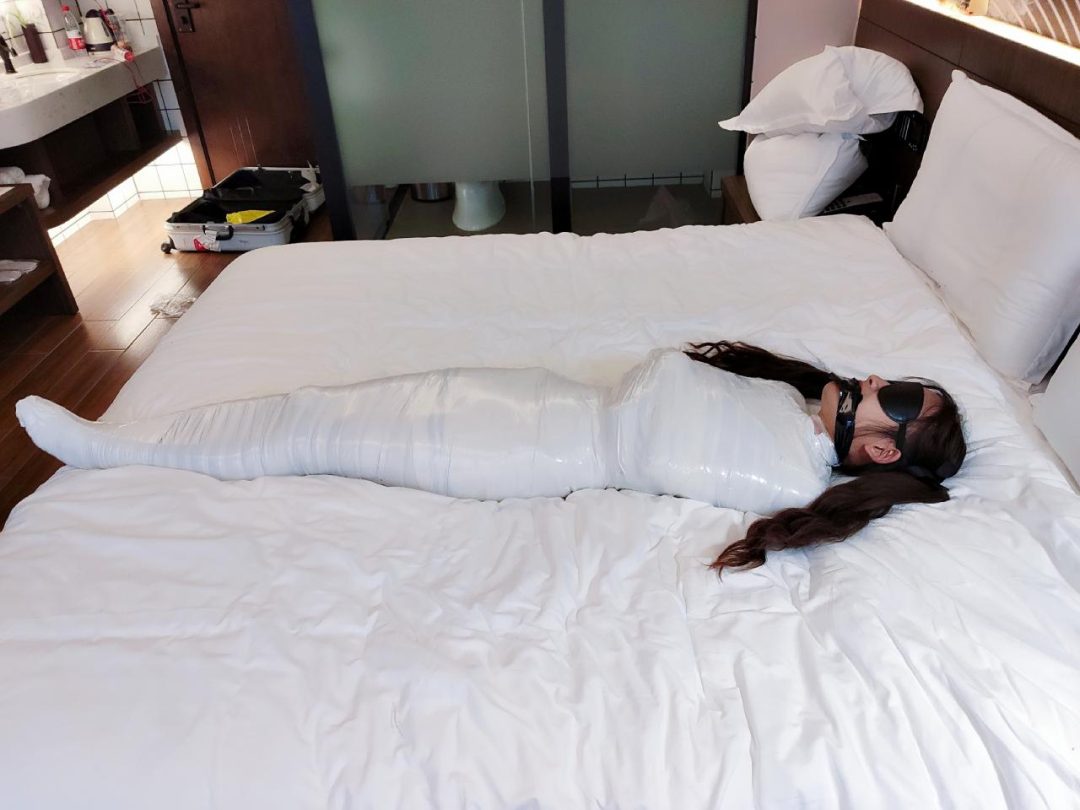 00后双马尾loli体验全包木乃伊 tape Mummification-2
