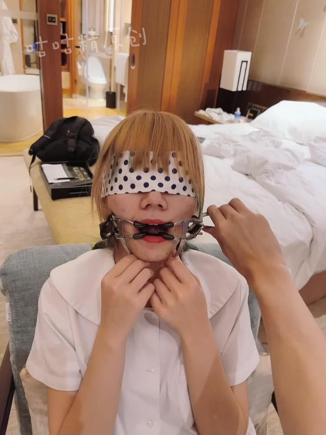 玩弄小舌头专场-双段双场景，清纯白袜内衣拘束玩舌、金属口枷强制开口玩弄jk软舌-3