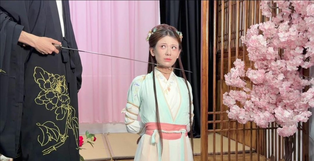【梦川】古装【大胆侍女 】口枷 脚趾缚 后手直臂侍女进太后房间偷取玉玺被侍卫发现 将侍女捆绑起来挠脚 并将其捆绑在椅子上折磨-8