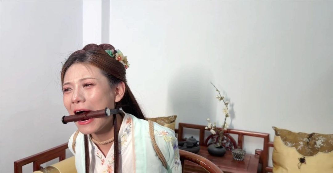 【梦川】古装【大胆侍女 】口枷 脚趾缚 后手直臂侍女进太后房间偷取玉玺被侍卫发现 将侍女捆绑起来挠脚 并将其捆绑在椅子上折磨-2