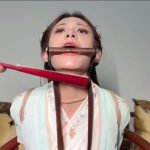 【梦川】古装【大胆侍女 】口枷 脚趾缚 后手直臂侍女进太后房间偷取玉玺被侍卫发现 将侍女捆绑起来挠脚 并将其捆绑在椅子上折磨