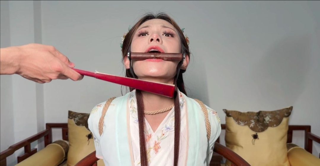 【梦川】古装【大胆侍女 】口枷 脚趾缚 后手直臂侍女进太后房间偷取玉玺被侍卫发现 将侍女捆绑起来挠脚 并将其捆绑在椅子上折磨-1