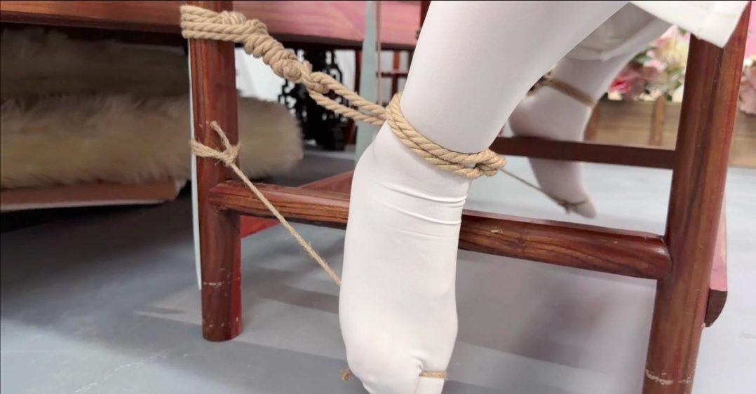 【梦川】古装【大胆侍女 】口枷 脚趾缚 后手直臂侍女进太后房间偷取玉玺被侍卫发现 将侍女捆绑起来挠脚 并将其捆绑在椅子上折磨-7