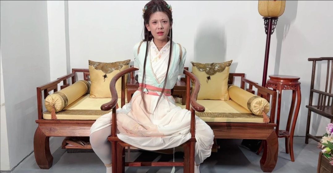 【梦川】古装【大胆侍女 】口枷 脚趾缚 后手直臂侍女进太后房间偷取玉玺被侍卫发现 将侍女捆绑起来挠脚 并将其捆绑在椅子上折磨-4