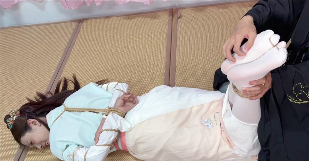 【梦川】古装【大胆侍女 】口枷 脚趾缚 后手直臂侍女进太后房间偷取玉玺被侍卫发现 将侍女捆绑起来挠脚 并将其捆绑在椅子上折磨-3
