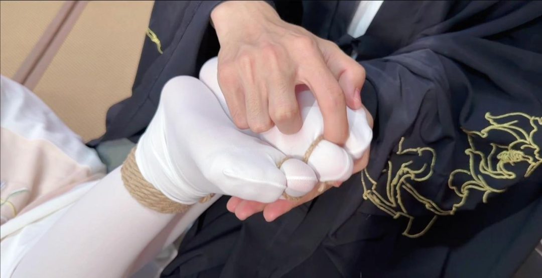 【梦川】古装【大胆侍女 】口枷 脚趾缚 后手直臂侍女进太后房间偷取玉玺被侍卫发现 将侍女捆绑起来挠脚 并将其捆绑在椅子上折磨-6